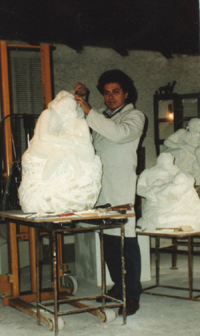 Der Bildhauer bei der Arbeit in seinem Studio