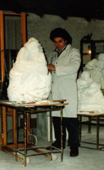 Lo scultore Marbal al lavoro nel suo studio